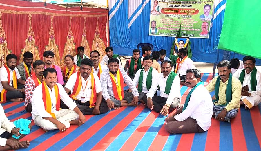 ನಾಯಕನಹಟ್ಟಿ ಪಟ್ಟಣದ ವಾಲ್ಮೀಕಿ ವೃತ್ತದಲ್ಲಿ ಸೋಮವಾರ ಕರ್ನಾಟಕ ರಾಜ್ಯ ಘಟಕದ ರೈತ ಸಂಘ ಹಾಗೂ ಹಸಿರು ಸೇನೆಯ ಪದಾಧಿಕಾರಿಗಳು ಉಪವಾಸ ಸತ್ಯಾಗ್ರಹ ನಡೆಸಿದರು