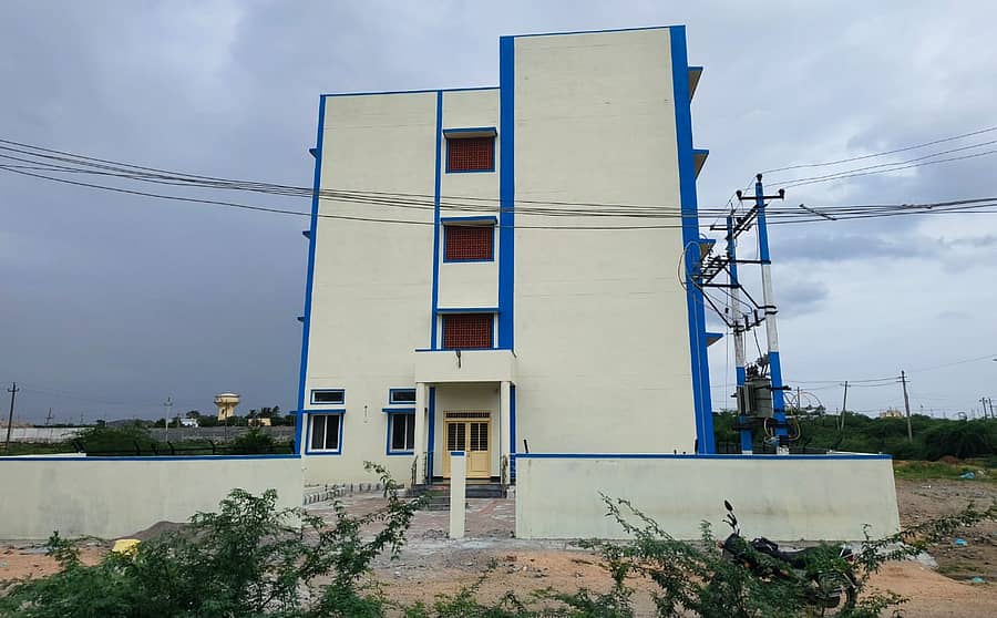 ತೆಕ್ಕಲಕೋಟೆ ಪಟ್ಟಣದ ಜೆಸ್ಕಾಂ ಕಚೇರಿ ಹಿಂಭಾಗದ ಕರ್ನಾಟಕ ಗೃಹ ಮಂಡಳಿಯ ಕಾಲೊನಿಯಲ್ಲಿ ನಿರ್ಮಾಣಗೊಂಡಿರುವ ಬಾಲಕಿಯರ ಮೆಟ್ರಿಕ್ ನಂತರದ ವಸತಿ ನಿಲಯ