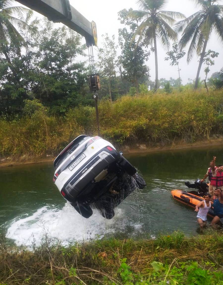 ನಾಲೆಗೆ ಬಿದ್ದ ಕಾರನ್ನು ಅಗ್ನಿಶಾಮಕ ಮತ್ತು ಪೊಲೀಸ್‌ ಸಿಬ್ಬಂದಿ ಜಂಟಿ ಕಾರ್ಯಾಚರಣೆ ನಡೆಸಿ ಮೇಲಕ್ಕೆತ್ತಿದರು 