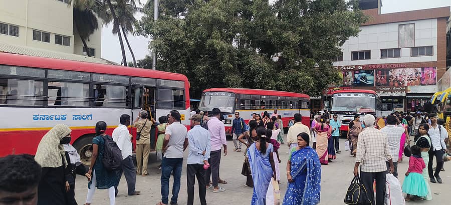 ಕೊಳ್ಳೇಗಾಲದ ಕೆಎಸ್‌ಆರ್‌ಟಿಸಿ ಬಸ್ ನಿಲ್ದಾಣದಲ್ಲಿ ಚಾಮರಾಜನಗರಕ್ಕೆ ತೆರಳಲು ಕಾಯುತ್ತಿರುವ ಪ್ರಯಾಣಿಕರು