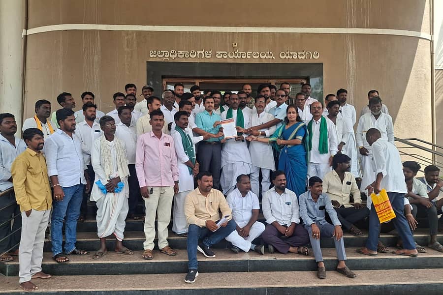 ಯಾದಗಿರಿ ನಗರದ ಜಿಲ್ಲಾಧಿಕಾರಿ ಕಚೇರಿಯಲ್ಲಿ ಸೋಮವಾರ ಬೆಳೆನಷ್ಟ ಪರಿಹಾರ ವಿತರಿಸುವಂತೆ ಮನವಿ ಪತ್ರ ನೀಡಲಾಯಿತು