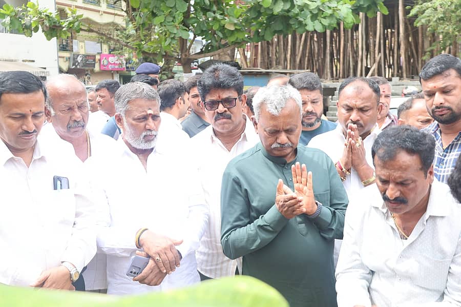 ಬಿಇಎಲ್ 1ನೇ ಹಂತದಲ್ಲಿ ಕೈಗೊಂಡಿರುವ ರಸ್ತೆ ಡಾಂಬರೀಕರಣ ಕಾಮಗಾರಿಗೆ ಶಾಸಕ ಎಸ್.ಟಿ.ಸೋಮಶೇಖರ್ ಚಾಲನೆ ನೀಡಿದರು. ಬ್ಲಾಕ್ ಕಾಂಗ್ರೆಸ್ ಅಧ್ಯಕ್ಷ ಶ್ರೀಧರ್, ಎಂ. ಗಂಗರಾಜು, ಲೋಕೇಶ್ ಮತ್ತಿತ್ತರಿದ್ದಾರೆ.