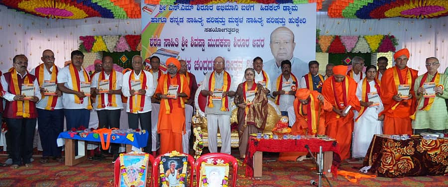 ಹುಕ್ಕೇರಿ ತಾಲ್ಲೂಕಿನ ಹಿಡಕಲ್ ಡ್ಯಾಂನ ಶಿವಾಲಯ ಮಂದಿರದಲ್ಲಿ ಏರ್ಪಡಿಸಿದ್ದ ಹಿರಿಯ ಸಾಹಿತಿ ಎಸ್.ಎಂ.ಶಿರೂರ ಅವರ ಅಭಿನಂದನಾ ಸಮಾರಂಭದಲ್ಲಿ ಸಾಹಿತಿ ಎಲ್.ಎಸ್.ಶಾಸ್ತ್ರೀ ಶಿವಪ್ರಭೆ ಗ್ರಂಥ ಲೋಕಾರ್ಪಣೆ ಮಾಡಿದರು