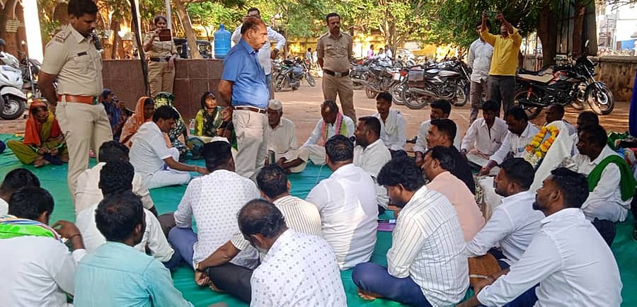 ಕುಷ್ಟಗಿಯಲ್ಲಿ ವಿವಿಧ ಸಂಘಟನೆಗಳು ನಡೆಸುತ್ತಿರುವ ಧರಣಿ ಸ್ಥಳಕ್ಕೆ ತಹಶೀಲ್ದಾರ್ ಅಶೋಕ್ ಶಿಗ್ಗಾಂವಿ, ಪಿಎಸ್ಐ ಹನುಮಂತಪ್ಪ ತಳವಾರ ಭೇಟಿ ನೀಡಿದರು