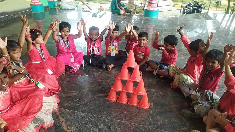 ರಾಮನಗರ ತಾಲ್ಲೂಕಿನ ಜಾಲಮಂಗಲದಸರ್ಕಾರಿ ಹಿರಿಯ ಪ್ರಾಥಮಿಕ ಶಾಲೆಯಲ್ಲಿ ಆರಂಭಿಸಿರುವ ಪೂರ್ವ ಪ್ರಾಥಮಿಕ ಶಾಲೆಯಲ್ಲಿ (ಎಲ್‌ಕೆಜಿ–ಯುಕೆಜಿ) ಆಟದೊಂದಿಗೆ ಪಾಠ ಕಲಿಕೆಯಲ್ಲಿ ನಿರತ ಚಿಣ್ಣರು