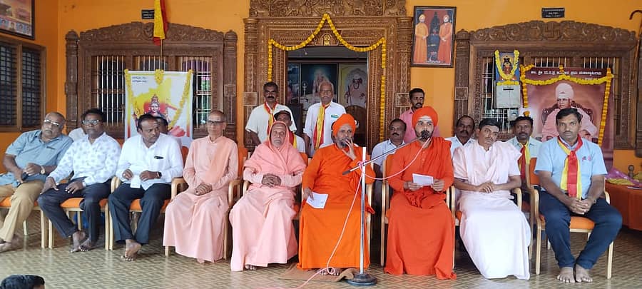 ಸೊರಬ ತಾಲ್ಲೂಕಿನ ಜಡೆ ಮಹಾಸಂಸ್ಥಾನಮಠದಲ್ಲಿ ಕುಮಾರಪ್ರಭು ಸ್ವಾಮೀಜಿ, ಹುಬ್ಬಳಿ ಬಸಪ್ಪಶೆಟ್ಟರ ಪುಣ್ಯಸ್ಮರಣೋತ್ಸವ ಹಾಗೂ 70ನೇ ಕನ್ನಡ ರಾಜ್ಯೋತ್ಸವ ಕಾರ್ಯಕ್ರಮ ನಡೆಯಿತು.