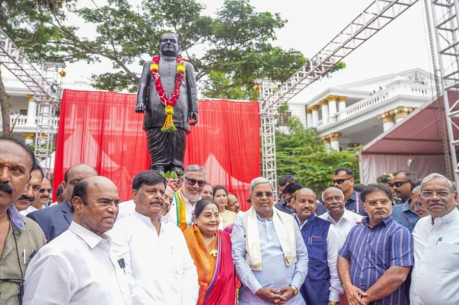 ಮೈಸೂರಿನ ಸಿದ್ಧಾರ್ಥನಗರದಲ್ಲಿರುವ ಜಿಲ್ಲಾಮಟ್ಟದ ಕಚೇರಿಗಳ ಸಂಕೀರ್ಣದ ಆವರಣದಲ್ಲಿ ಪ್ರತಿಷ್ಠಾಪಿಸಿರುವ ಡಿ.ದೇವರಾಜ ಅರಸು ಪ್ರತಿಮೆಯನ್ನು ಮುಖ್ಯಮಂತ್ರಿ ಸಿದ್ದರಾಮಯ್ಯ ಸೋಮವಾರ ಅನಾವರಣಗೊಳಿಸಿದರು– ಪ್ರಜಾವಾಣಿ ಚಿತ್ರ