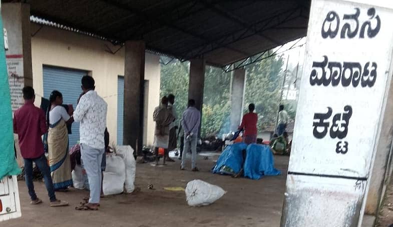 ಮೂಡಿಗೆರೆಯ ಸಂತೆಕಟ್ಟೆಯಲ್ಲಿ ಬೀಡುಬಿಟ್ಟಿರುವ ವಲಸೆ ಕುಟುಂಬಗಳು
