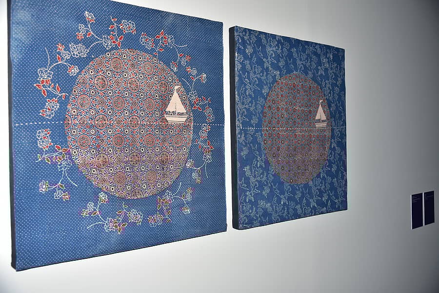 ನೀಲವರ್ಣ (ಇಂಡಿಗೋ) ಕಲ್ಪನೆಯಲ್ಲಿ ರಚಿಸಲಾದ ಕಲಾಕೃತಿಯನ್ನು ತೋರಣಗಲ್ನ ಜೆಎಸ್ಡಬ್ಲ್ಯೂ ‘ಹಂಪಿ ಆರ್ಟ್ ಲ್ಯಾಬ್’ನಲ್ಲಿ ಪ್ರದರ್ಶನಕ್ಕೆ ಇರಿಸಿರುವುದು