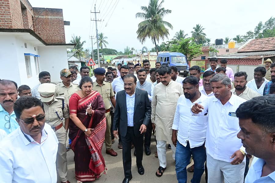 ಚಾಮರಾಜನಗರ ತಾಲ್ಲೂಕಿನ ಜ್ಯೋತಿಗೌಡನಪುರ ಗ್ರಾಮಕ್ಕೆ ರಾಜ್ಯ ಅನುಸೂಚಿತ ಜಾತಿಗಳು ಮತ್ತು ಅನುಸೂಚಿತ ಬುಡಕಟ್ಟುಗಳ ಆಯೋಗದ ಅಧ್ಯಕ್ಷ ಡಾ.ಎಲ್. ಮೂರ್ತಿ ಭೇಟಿನೀಡಿ ಗ್ರಾಮಸ್ಥರ ಜೊತೆ ಚರ್ಚಿಸಿದರು