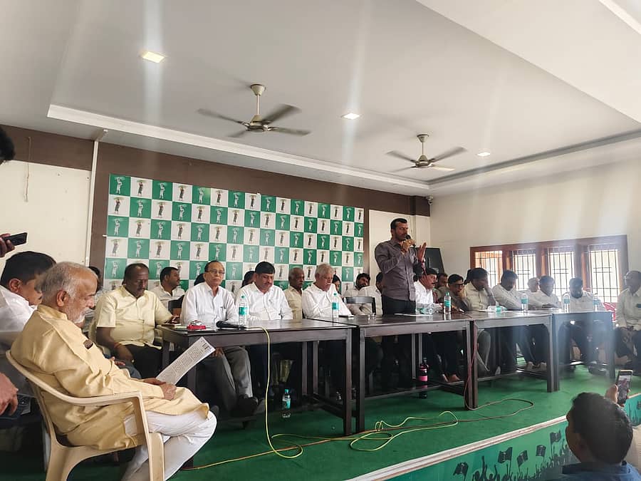 ಜೆಡಿಎಸ್ ಪಕ್ಷದ ಮುಖಂಡರ ಸಭೆಯಲ್ಲಿ ರಮೇಶ್ಗೌಡ ಮಾತನಾಡಿದರು