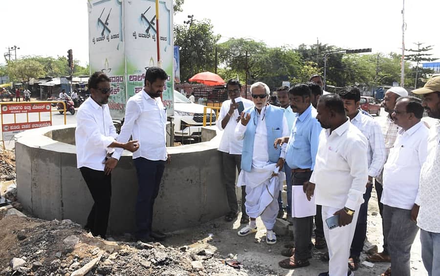 ಯಾದಗಿರಿ ನಗರದ ಶಾಸ್ತ್ರಿ ವೃತ್ತದ ಕಾಮಗಾರಿಯನ್ನು ಶಾಸಕ ಚನ್ನಾರೆಡ್ಡಿ ಪಾಟೀಲ ತುನ್ನೂರು ಪರಿಶೀಲನೆ ನಡೆಸಿದರು