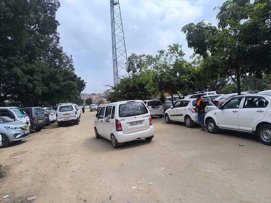 ಅಂಜನಾದ್ರಿ ಪಾರ್ಕಿಂಗ್ ಸ್ಥಳದಲ್ಲಿ ವಾಹನಗಳು ನಿಂತಿರುವುದು