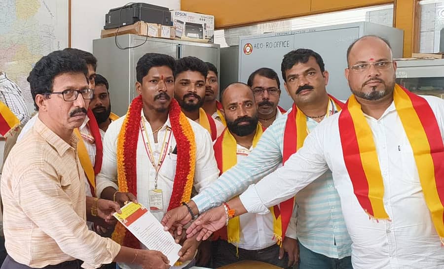 ಗೋವಾದಲ್ಲಿನ ಕನ್ನಡಿಗರ ಮೇಲೆ ದಬ್ಬಾಳಿಕೆ ನಡೆಸುತ್ತಿರುವವರ ವಿರುದ್ಧ ಕ್ರಮಕ್ಕೆ ಒತ್ತಾಯಿಸಿ ಕರ್ನಾಟಕ ರಕ್ಷಣಾ ವೇದಿಕೆಯ (ಪ್ರವೀಣ ಶೆಟ್ಟಿ ಬಣ) ಜಿಲ್ಲಾ ಘಟಕದವರು ಚುನಾವಣಾ ಶಾಖೆಯ ತಹಶೀಲ್ದಾರ್ ಪ್ರಮೋದ ನಾಯ್ಕ ಅವರಿಗೆ ಮನವಿ ಸಲ್ಲಿಸಿದರು