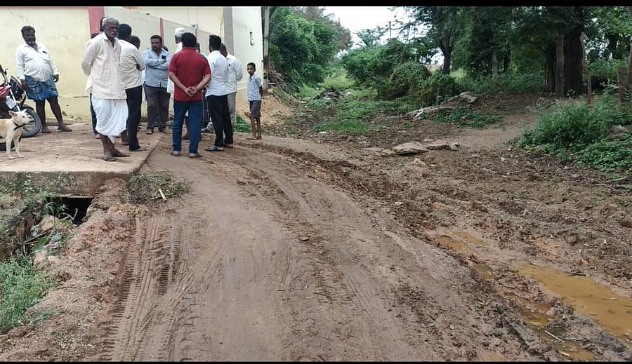 ಸಂಚರಿಸಲು ದುಸ್ತರವಾದ ಕೆಸರಿನ ರಸ್ತೆ