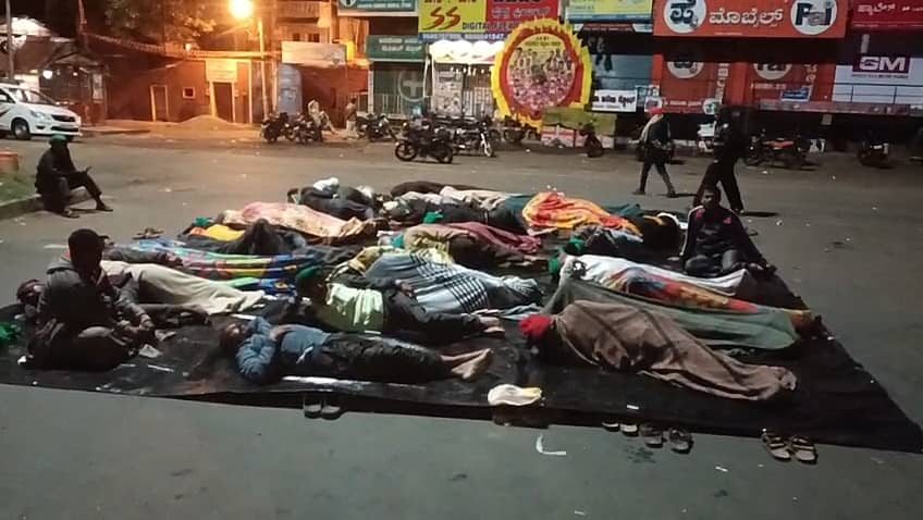 ಅಥಣಿಯಲ್ಲಿ ತಡ ರಾತ್ರಿ ರಸ್ತೆ ಮಧ್ಯೆ ಮಲಗಿ ರೈತರು ಹೋರಾಟ ಮಾಡಿದರು