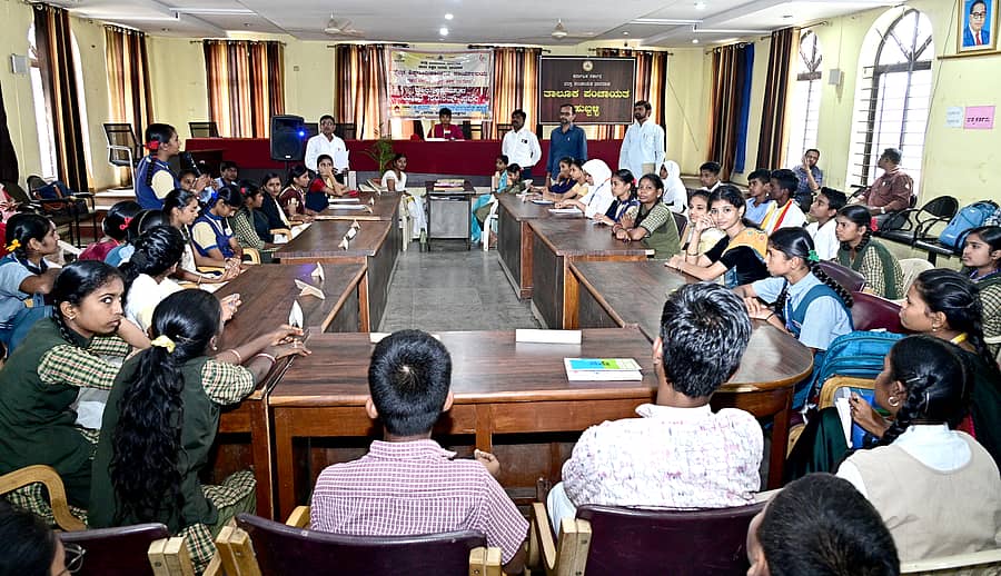 ಹುಬ್ಬಳ್ಳಿಯ ಮಿನಿ ವಿಧಾನಸೌಧದ ತಾಲ್ಲೂಕು ಪಂಚಾಯ್ತಿ ಸಭಾಭವನದಲ್ಲಿ ಮಂಗಳವಾರ ‘ಯುವ ಸಂಸತ್ ಸ್ಪರ್ಧೆ’ ಏರ್ಪಡಿಸಲಾಗಿತ್ತು
–ಪ್ರಜಾವಾಣಿ ಚಿತ್ರ