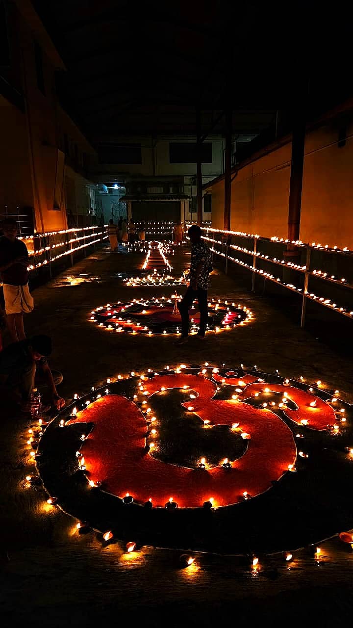 ಆರೂರು ಮಹತೋಬಾರ ವಿಷ್ಣುಮೂರ್ತಿ ದೇವಸ್ಥಾನದಲ್ಲಿ ಮಂಗಳವಾರ ವೈಕುಂಠ ಚತುರ್ದಶಿಯಂದು ವಿಶ್ವರೂಪದ ದರ್ಶನ ಕಾರ್ಯಕ್ರಮ ನಡೆಯಿತು.