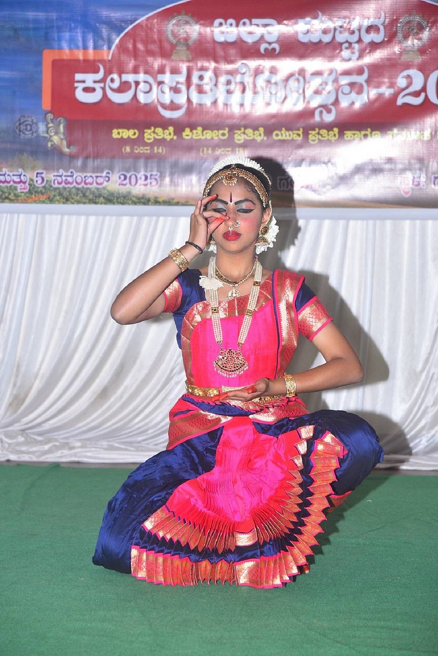 ಮಡಿಕೇರಿಯಲ್ಲಿ ಮಂಗಳವಾರ ಆರಂಭವಾದ ಜಿಲ್ಲಾಮಟ್ಟದ ಕಲಾ ಪ್ರತಿಭೋತ್ಸವದಲ್ಲಿ ವಿದ್ಯಾರ್ಥಿನಿಯೊಬ್ಬರು ಶಾಸ್ತ್ರೀಯ ನೃತ್ಯ ಪ್ರದರ್ಶಿಸಿದರು