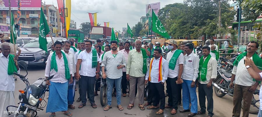 ಬಿಡದಿಯಲ್ಲಿ ನಿರ್ಮಾಣವಾಗಲಿರುವ ಗ್ರೇಟರ್ ಬೆಂಗಳೂರು ಸಮಗ್ರ ಉಪನಗರ ಯೋಜನೆಗೆ ಭೂ ಸ್ವಾಧೀನ ವಿರೋಧಿಸಿ ರೈತರು ನಡೆಸುತ್ತಿರುವ ಅನಿರ್ದಿಷ್ಟಾವಧಿ ಹೋರಾಟ ಬೆಂಬಲಿಸಿ,ರೈತ ಸಂಘದ ಸದಸ್ಯರು ರಾಮನಗರದಿಂದ ಭೈರಮಂಗಲದವರೆಗೆ ಮಂಗಳವಾರ ಬೈಕ್ ರ್ಯಾಲಿ ನಡೆಸಿದರು