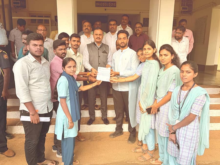 ಧಾರವಾಡದ ಕರ್ನಾಟಕ ವಿಶ್ವವಿದ್ಯಾಲಯದಲ್ಲಿ ಪ್ರತಿಭಟನಾಕಾರರು ಕುಲಪತಿ ಪ್ರೊ.ಎ.ಎಂ.ಖಾನ್‌ ಅವರಿಗೆ ಮನವಿ ಪತ್ರ ಸಲ್ಲಿಸಿದರು.
