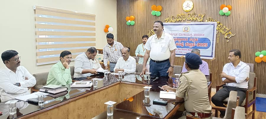 ಅಳ್ನಾವರದಲ್ಲಿ ನಡೆದ ಭ್ರಷ್ಟಾಚಾರ ನಿಗ್ರಹ ಜಾಗೃತಿ ಅರಿವು ಕಾರ್ಯಕ್ರಮದಲ್ಲಿ ಲೋಕಾಯುಕ್ತ ಇನ್ಸ್ಪೆಕ್ಟರ್ ಬಸವರಾಜ ಬುದ್ನಿ ಮಾತನಾಡಿದರು