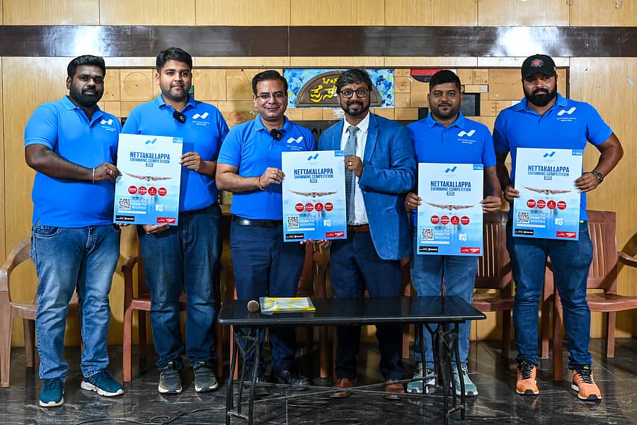 ನೆಟ್ಟಕಲ್ಲಪ್ಪ ಈಜು ಕೇಂದ್ರದ ಕಾರ್ಯನಿರ್ವಾಹಕ ವ್ಯವಸ್ಥಾಪಕ ವಿನೋದ್ ಕುಮಾರ್, ಲೀಡ್ ಕೋಚ್ ಶರತ್ ಚಂದ್ರ, ಮುಖ್ಯಸ್ಥ ವರುಣ್ ನಿಜಾವನ್, ಕೆ.ಎನ್.ಗುರುಸ್ವಾಮಿ ಟ್ರಸ್ಟ್ನ ಅನಿಲ್ ನಾಯರ್, ಲೀಡ್ ಕೋಚ್ ಅಂಕುಷ್ ಕೆ. ಹಾಗೂ ಹಿರಿಯ ಮೇಲ್ವಿಚಾರಕ ಜಿಜೇಶ್ ಜಯನ್ ಅವರು ಸುದ್ದಿಗೋಷ್ಠಿಯಲ್ಲಿ ಪೋಸ್ಟರ್ ಅನಾವರಣ ಮಾಡಿದರು –ಪ್ರಜಾವಾಣಿ ಚಿತ್ರ