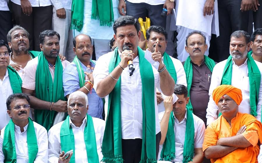 ಕಬ್ಬಿನ ಬೆಲೆ ನಿಗದಿಗಾಗಿ ಆಗ್ರಹಿಸಿ ಮೂಡಲಗಿ ತಾಲ್ಲೂಕಿನ ಗುರ್ಲಾಪುರ ಬಳಿಯಲ್ಲಿ ರೈತರು ನಡೆಸುತ್ತಿರುವ ಬೃಹತ್ ಪ್ರಭಟನೆಯಲ್ಲಿ ಮಂಗಳವಾರ ಬಿಜೆಪಿ ರಾಜ್ಯ ಘಟಕದ ಅಧ್ಯಕ್ಷ ಬಿ.ವೈ. ವಿಜಯೇಂದ್ರ ಮಾತನಾಡಿದರು. ರಾಜ್ಯ ಸಭಾ ಸದಸ್ಯ ಈರಪ್ಪ ಕಡಾಡಿ, ಮಾಜಿ ಶಾಸಕರಾದ ಪಿ. ರಾಜೀವ, ಡಾ. ವಿಶ್ವನಾಥ ಪಾಟೀಲ ಹಾಜರಿದ್ದರು