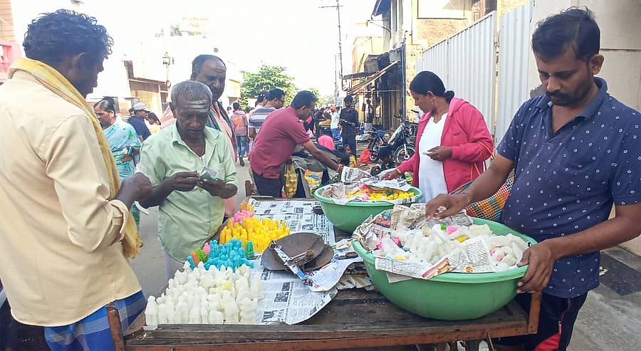 ರಾಣೆಬೆನ್ನೂರಿನ ದೊಡ್ಡಪೇಟೆಯಲ್ಲಿ ಗೌರಿ ಹುಣ್ಣಿಮೆ ಹಬ್ಬಕ್ಕೆ ಜನರು ಸಕ್ಕರೆ ಗೊಂಬೆಗಳನ್ನು ಖರೀದಿಸಿದರು