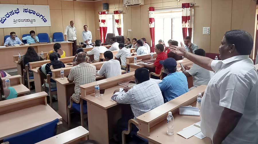 ಶ್ರೀರಂಗಪಟ್ಟಣ ಪುರಸಭೆ ಕಚೇರಿ ಸಭಾಂಗಣದಲ್ಲಿ ಮಂಗಳವಾರ ನಡೆದ ಸಾಮಾನ್ಯ ಸಭೆಯಲ್ಲಿ ಸದಸ್ಯ ಎಸ್‌. ಪ್ರಕಾಶ್ ಬೀದಿ ನಾಯಿಗಳ ಉಪಟಳ ತಡೆಗೆ ಕ್ರಮ ವಹಿಸುವಂತೆ ಒತ್ತಾಯಿಸಿದರು