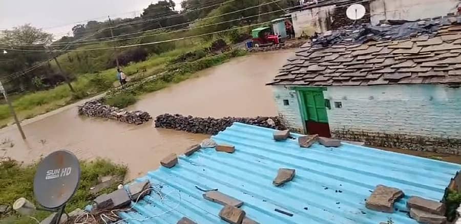 ಚಿಂಚೋಳಿ ತಾಲ್ಲೂಕು ಬೆನಕನಳ್ಳಿ ಗ್ರಾಮದಲ್ಲಿ ಪ್ರವಾಹದ ರೀತಿ ಮಳೆ ನೀರು ಹರಿದು ಮನೆಗಳು ಜಲಾವೃತವಾಗಿರುವುದು