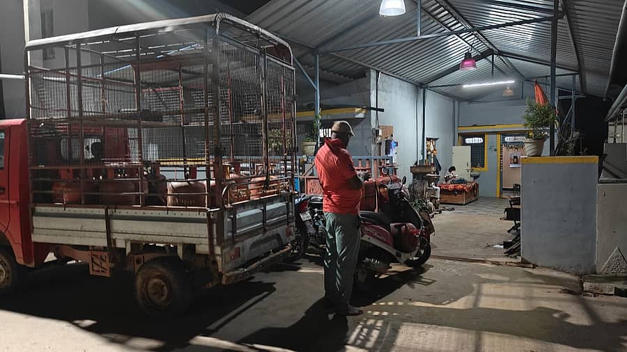 ಮನೆಯೊಂದರ ಬಳಿ ದಾಸ್ತಾನು ಮಾಡಿರುವ ಸಿಲಿಂಡರ್ಗಳು