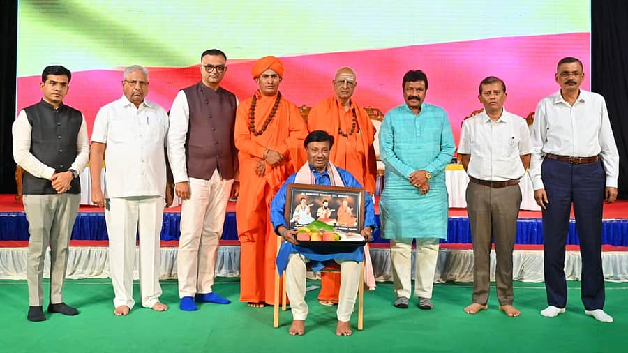 ಹೊಸದುರ್ಗದ ಸಾಣೇಹಳ್ಳಿಯಲ್ಲಿ ರಾಜ್ಯೋತ್ಸವ ಪ್ರಶಸ್ತಿ ಪುರಸ್ಕೃತರಾದ ದೇವೇಂದ್ರ ಪತ್ತಾರ್ ಅವರನ್ನು ಅಭಿನಂದಿಸಲಾಯಿತು