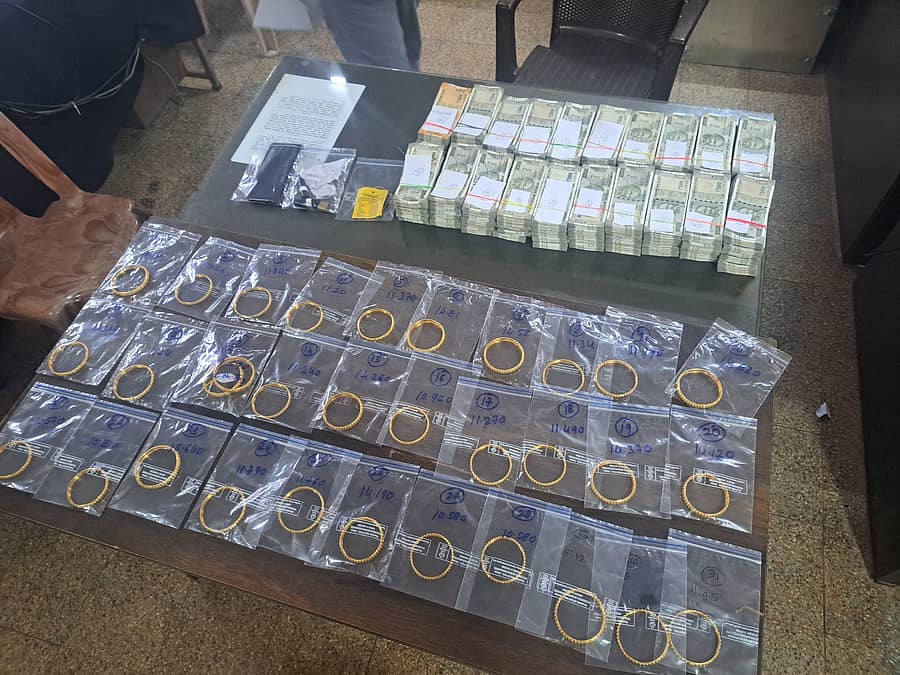 ಭಟ್ಕಳ ಪೊಲೀಸರು ವಶಪಡಿಸಿಕೊಂಡಿರುವ ಹಣ ಹಾಗೂ ಚಿನ್ನಾಭರಣ