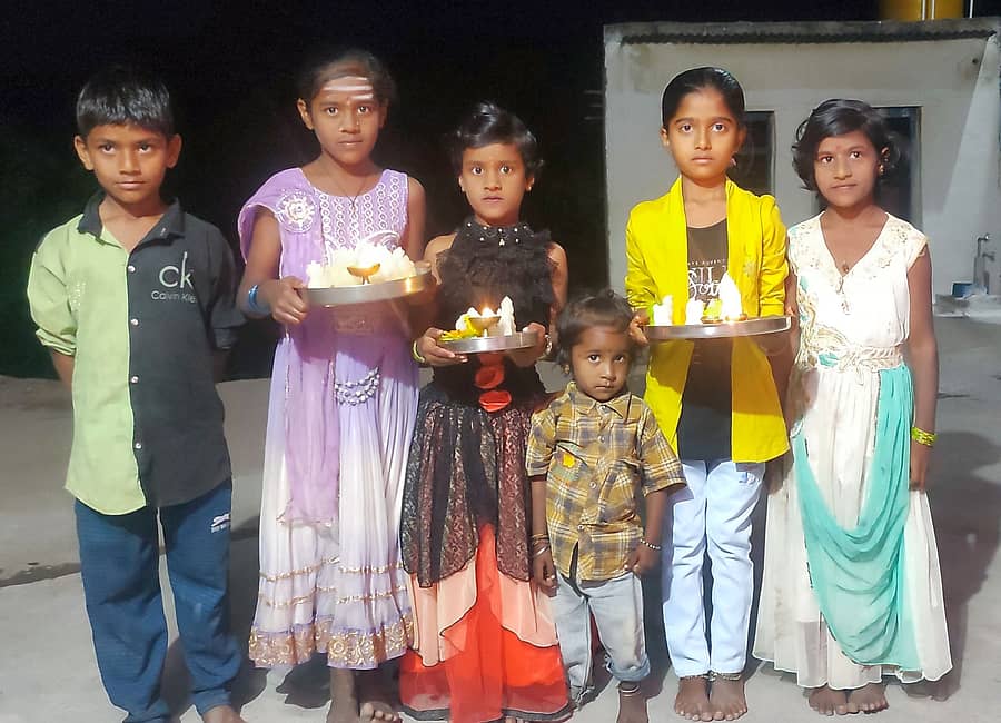 ಗಜೇಂದ್ರಗಡ ಸಮೀಪದ ರಾಜೂರ ಗ್ರಾಮದಲ್ಲಿ ಚಿಣ್ಣರು ತಟ್ಟೆಯಲ್ಲಿ ಸಕ್ಕರೆ ಆರತಿಗಳನ್ನಿಟ್ಟುಕೊಂಡು ಗೌರಮ್ಮನಿಗೆ ಆರತಿ ಬೆಳಗಲು ಅಣಿಯಾಗಿರುವುದು (ಸಂಗ್ರಹ ಚಿತ್ರ)