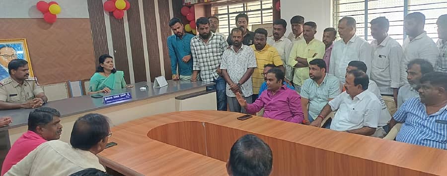 ಮಾಲೂರಿನ ತಾಲ್ಲೂಕು ಕಚೇರಿಯಲ್ಲಿ ಮಂಗಳವಾರ ಮಾಜಿ ಶಾಸಕ ಕೆ.ಎಸ್.ಮಂಜುನಾಥಗೌಡ, ತಹಶೀಲ್ದಾರ್ ರೂಪಾ ಅವರನ್ನು ಭೇಟಿಯಾಗಿ ಚರ್ಚಿಸಿದರು