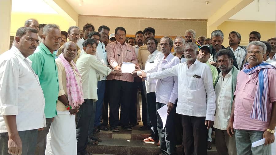 ಚಿಂತಾಮಣಿಯಲ್ಲಿ ಜಲಗಾರ ನೌಕರರ ಸಂಘದ ಪದಾಧಿಕಾರಿಗಳು ಬಿಪಿಎಲ್ ಕಾರ್ಡ್ ರದ್ದುಪಡಿಸಬಾರದು ಎಂದು ಒತ್ತಾಯಿಸಿದರು