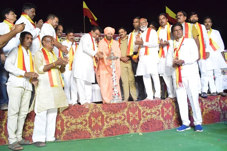 ವಿಜಯಪುರದ ಲಾಲ್‌ ಬಹದ್ದೂರ್‌ ಶಾಸ್ತ್ರಿ ಮಾರುಕಟ್ಟೆ ಪ್ರಾಂಗಣದಲ್ಲಿ ಕರವೇಯಿಂದ ಹಮ್ಮಿಕೊಂಡ ರಾಜ್ಯೋತ್ಸವ ಕಾರ್ಯಕ್ರಮವನ್ನು ಸಚಿವ ಎಂ.ಬಿ. ಪಾಟೀಲ ಉದ್ಘಾಟಿಸಿದರು