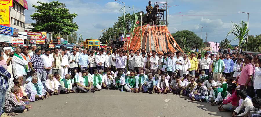 ಕಬ್ಬಿನ ದರ ನಿಗದಿಪಡಿಸಬೇಕೆಂದು ಆಗ್ರಹಿಸಿ ಹಿರೇಬಾಗೇವಾಡಿಯಲ್ಲಿ ರೈತರು ಬೆಳಗಾವಿ–ಸವದತ್ತಿ ರಾಜ್ಯ ಹೆದ್ದಾರಿಯನ್ನು ತಡೆದು  ಮಂಗಳವಾರ ಪ್ರತಿಭಟಿಸಿದರು