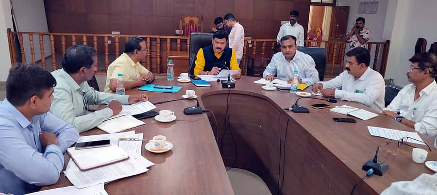 ಸಾಗರದಲ್ಲಿ ಶಾಸಕ ಗೋಪಾಲಕೃಷ್ಣ ಬೇಳೂರು ಮಂಗಳವಾರ ವಿವಿಧ ಇಲಾಖೆಯ ಅಧಿಕಾರಿಗಳೊಂದಿಗೆ ಸಮಾಲೋಚನಾ ಸಭೆ ನಡೆಸಿದರು