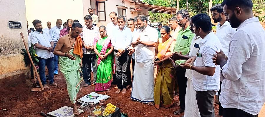 ಕುಂದಾಪುರ ಸಮೀಪದ ಸೆಳ್ಕೋಡು ಸರ್ಕಾರಿ ಶಾಲೆಯಲ್ಲಿ ಶಾಸಕ ಗುರುರಾಜ್ ಗಂಟಿಹೊಳೆ ಅವರು, ಹೈಟೆಕ್ ಶೌಚಾಲಯ ಶಿಲಾನ್ಯಾಸ ಹಾಗೂ ಶೈಕ್ಷಣಿಕ ಕಲಿಕಾ ತಂತ್ರಾಂಶ ಬಿಡುಗಡೆ ಮಾಡಿದರು