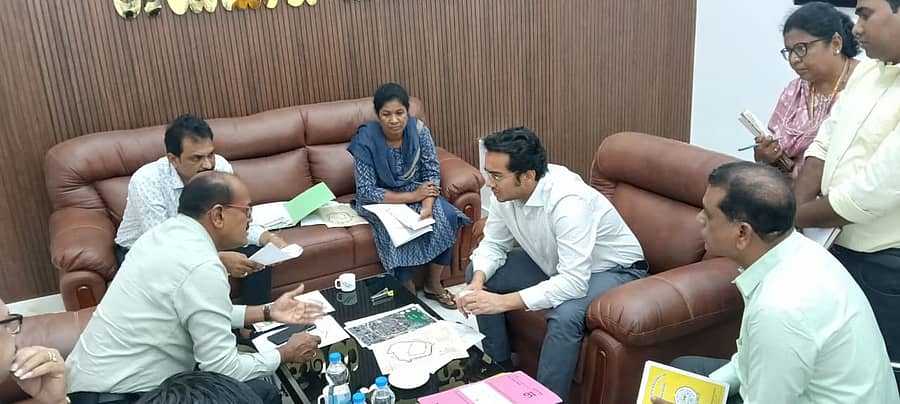 ರಾಯಚೂರಿನ ಮಹಾನಗರ ಪಾಲಿಕೆ ಆಯುಕ್ತರ ಕಚೇರಿಯಲ್ಲಿ ಮಂಗಳವಾರ ನಡೆದ ಸಭೆಯಲ್ಲಿ ರಾಜ್ಯ ಪುರಾತತ್ವ, ವಸ್ತುಸಂಗ್ರಹಾಲಯಗಳು ಮತ್ತು ಪರಂಪರೆ ಇಲಾಖೆಯ ಆಯುಕ್ತ ದೇವರಾಜು ಹಾಗೂ ಪಾಲಿಕೆ ಆಯುಕ್ತ ಜುಬಿನ್ ಮೊಹಾಪಾತ್ರ ಚರ್ಚಿಸಿದರು. ಮಂಜುಳಾ ಸಿ.ಎನ್, ಎಇಇ ಸತೀಶ್, ಪ್ರೇಮಲತಾ ಬಿ.ಎಂ., ಶಿವಪ್ರಕಾಶ ಉಪಸ್ಥಿತರಿದ್ದರು