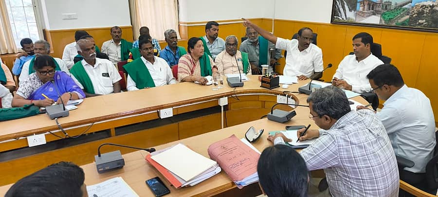 ಮಂಡ್ಯ ಜಿಲ್ಲೆಯ ರೈತರ ಸಮಸ್ಯೆಗಳ ಕುರಿತು ಜಿಲ್ಲಾಧಿಕಾರಿ ಕುಮಾರ ಅಧ್ಯಕ್ಷತೆಯಲ್ಲಿ ಸಭೆ ನಡೆಯಿತು. ಮೈಷುಗರ್‌ ಅಧ್ಯಕ್ಷ ಸಿ.ಡಿ.ಗಂಗಾಧರ್‌ ಮತ್ತು ರೈತ ಮುಖಂಡರು ಪಾಲ್ಗೊಂಡಿದ್ದರು 