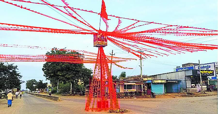 <div class="paragraphs"><p>ಆರ್ಎಸ್ಎಸ್ ಪಥ ಸಂಚಲನದ ಹಿನ್ನೆಲೆಯಲ್ಲಿ ಕೆಂಭಾವಿ ಪಟ್ಟಣದಲ್ಲಿ ವೃತ್ತಗಳನ್ನು ಅಲಂಕೃತಗೊಳಿಸಿರುವುದು</p></div>