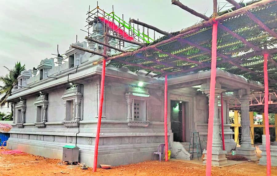 <div class="paragraphs"><p>ಮಂಗಳವಾರಪೇಟೆಯಲ್ಲಿಯಲ್ಲಿ ಉದ್ಯಮಿ ಸಾಹುಕಾರ್ ಎಸ್.ಕೆ. ಸಯ್ಯದ್ ಸಾದತ್ಉಲ್ಲಾ ಸಖಾಫ್ ಅವರು ನಿರ್ಮಿಸಿರುವ ಬಸವೇಶ್ವರ ಸ್ವಾಮಿ ದೇವಾಲಯ</p></div>