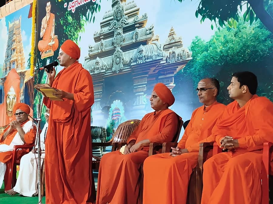 ಸಿರುಗುಪ್ಪ ತಾಲ್ಲೂಕಿನ ಕರ್ಚಿಗನೂರು ಗ್ರಾಮದ ಮಹಾಂತಶಿವಯೋಗಿಗಳ ಮಠದಲ್ಲಿ ನಡೆದ  ‘ಸಿದ್ದಗಂಗೆಯ ಡಾ.ಶಿವಕುಮಾರ ಸ್ವಾಮೀಜಿಯ ಪುರಾಣ’ ಕಾರ್ಯಕ್ರಮದಲ್ಲಿ  ತುಮಕೂರು ಸಿದ್ದಗಂಗಾ ಮಠದ ಶಿವಸಿದ್ದೇಶ್ವರ ಸ್ವಾಮೀಜಿ ಮಾತನಾಡಿದರು