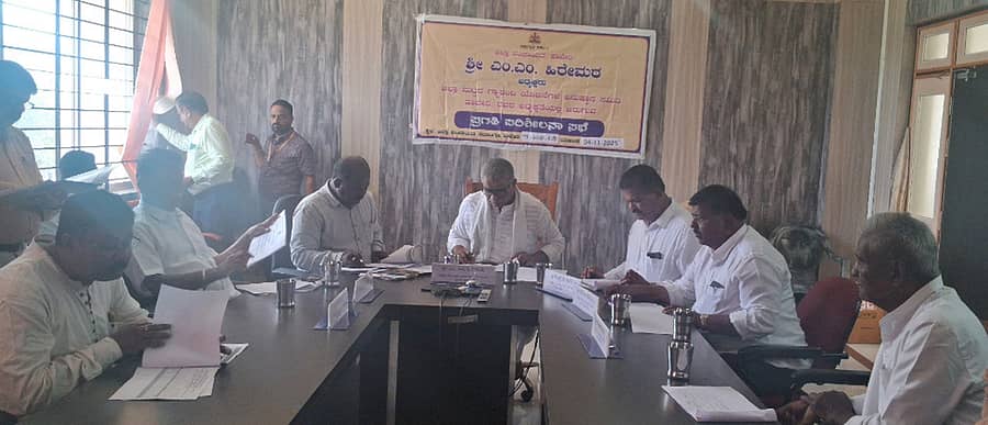 ಹಾವೇರಿ ಜಿಲ್ಲಾ ಪಂಚಾಯಿತಿ ಸಭಾಂಗಣದಲ್ಲಿ ‘ಗ್ಯಾರಂಟಿ ಯೋಜನೆಗಳ ಅನುಷ್ಠಾನದ ಜಿಲ್ಲಾ ಮಟ್ಟದ ಪ್ರಗತಿ ಪರಿಶೀಲನಾ ಸಭೆ’ ಮಂಗಳವಾರ ಜರುಗಿತು 