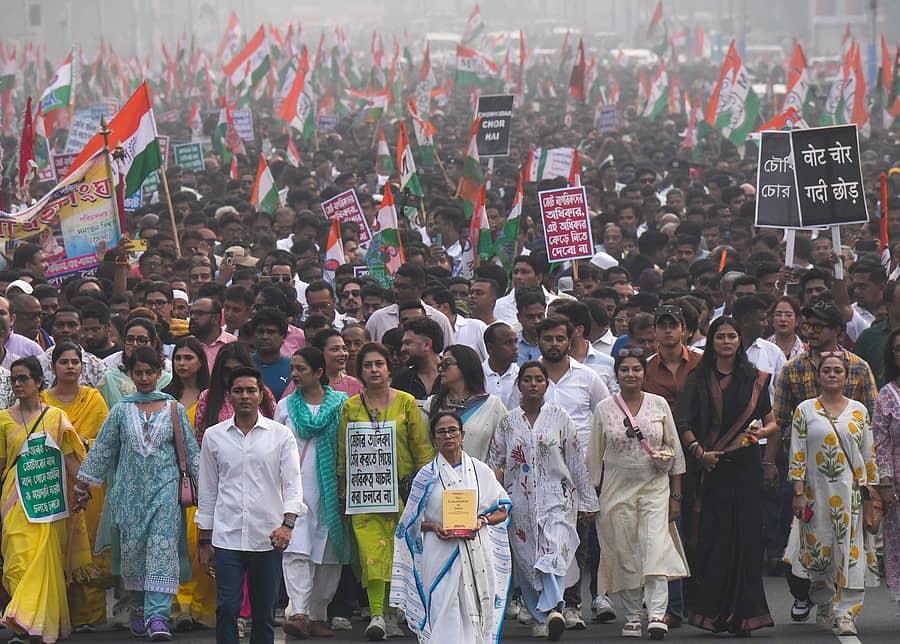 <div class="paragraphs"><p>ಚುನಾವಣಾ ಆಯೋಗವು ರಾಜ್ಯದಲ್ಲಿ ಎಸ್ಐಆರ್ ಪ್ರಕ್ರಿಯೆ ಆರಂಭಿಸಿದ್ದನ್ನು ವಿರೋಧಿಸಿ ಮುಖ್ಯಮಂತ್ರಿ ಮಮತಾ ಬ್ಯಾನರ್ಜಿ ಅವರ ನೇತೃತ್ವದಲ್ಲಿ ಕೋಲ್ಕತ್ತದಲ್ಲಿ ಮಂಗಳವಾರ ಪ್ರತಿಭಟನೆ ನಡೆಯಿತು </p></div>