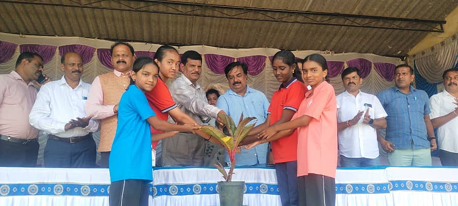 <div class="paragraphs"><p>ಕುಶಾಲನಗರ ಸಮೀಪದ ಕೂಡಿಗೆ ಡಯಟ್ ಮೈದಾನದಲ್ಲಿ ಶಾಲಾ ಶಿಕ್ಷಣ ಇಲಾಖೆ ವತಿಯಿಂದ ಮಂಗಳವಾರ ಏರ್ಪಡಿಸಿದ್ದ ಕೊಡಗು ಜಿಲ್ಲಾ ಮಟ್ಟದ ಶಾಲಾ ಕ್ರೀಡಾಕೂಟವನ್ನು ಡಯಟ್ ಪ್ರಾಂಶುಪಾಲ ಉದಯಕುಮಾರ್ ಉದ್ಘಾಟಿಸಿದರು.</p></div>