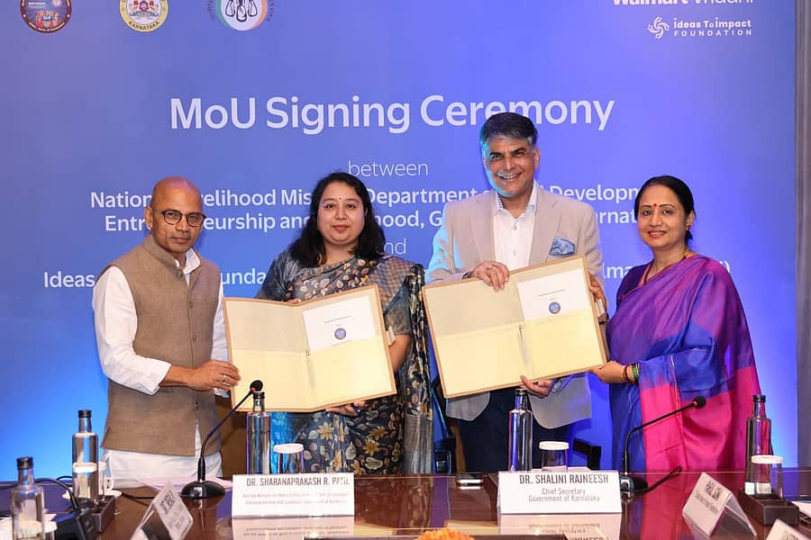 ರಾಷ್ಟ್ರೀಯ ಜೀವನೋಪಾಯ ಮಿಷನ್ ನಿರ್ದೇಶಕಿ ಆರ್. ಸ್ನೇಹಲ್ ಮತ್ತು ಐ2ಐ ಫೌಂಡೇಶನ್ನ ಟ್ರಸ್ಟಿ ಪಾರುಲ್ ಸೋನಿ ಮಂಗಳವಾರ ಒಪ್ಪಂದಕ್ಕೆ ಸಹಿ ಹಾಕಿದರು. ಸಚಿವ ಶರಣಪ್ರಕಾಶ ಪಾಟೀಲ, ಮುಖ್ಯ ಕಾರ್ಯದರ್ಶಿ ಶಾಲಿನಿ ರಜನೀಶ್ ಉಪಸ್ಥಿತರಿದ್ದರು.